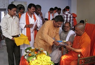 HJS' Shri. Singbal presenting books to HH Yogi Adityanath.